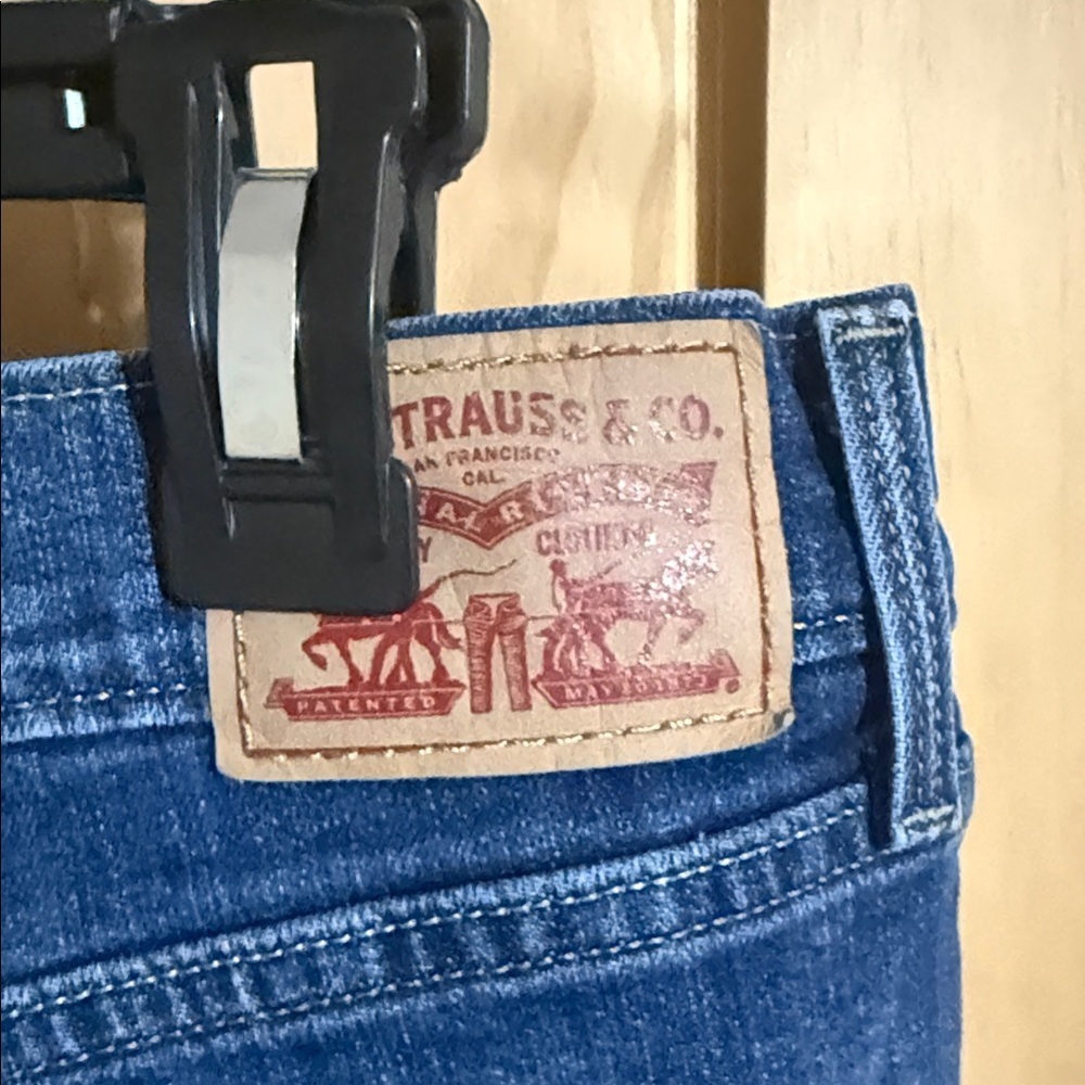 Stylish Levi’s Women's Straight Leg Jeans - Picture 4 of 6